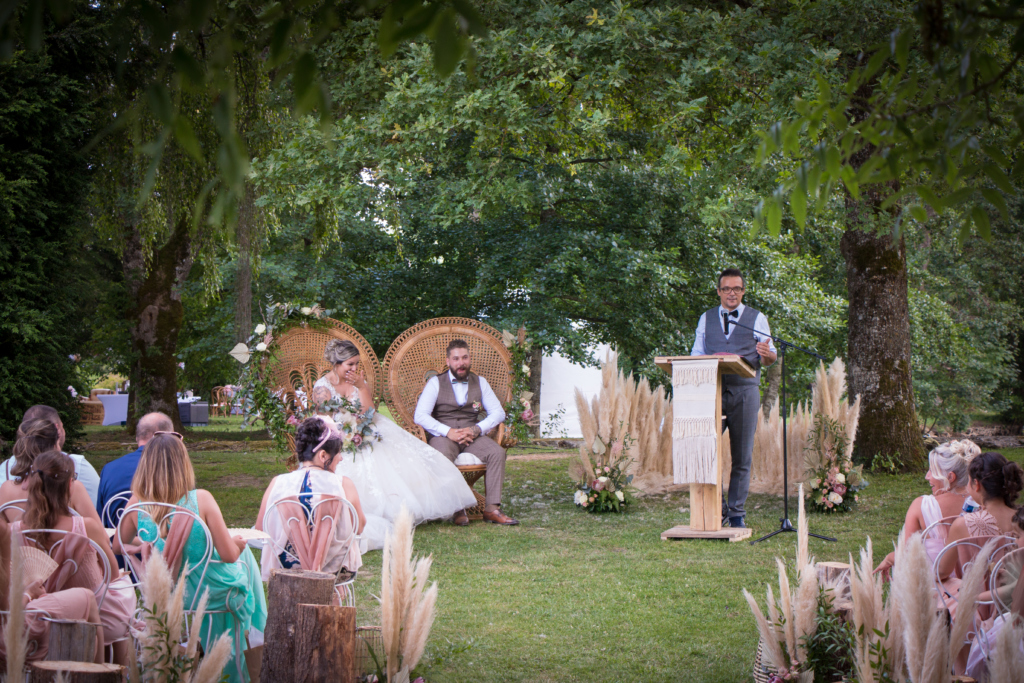 L'officiant(e) de cérémonie laïque raconte votre histoire